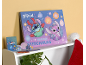 Weihnachts-Adventskalender mit Zeichentrickfiguren, Schreibwaren und einer Weihnachtsmütze.