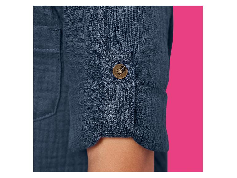 Dunkelblaues Leinenhemd mit hochgekrempelten Ärmeln und Knopf