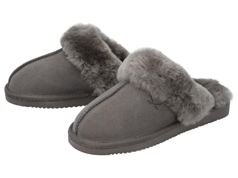 Ein Paar graue Wildleder-Hausschuhe mit Fellfutter