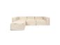 Cremefarbenes Modulsofa mit Chaiselongue auf weißem Hintergrund.