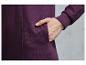 Nahaufnahme eines dunkelvioletten Sweatshirts mit einer Tasche.
