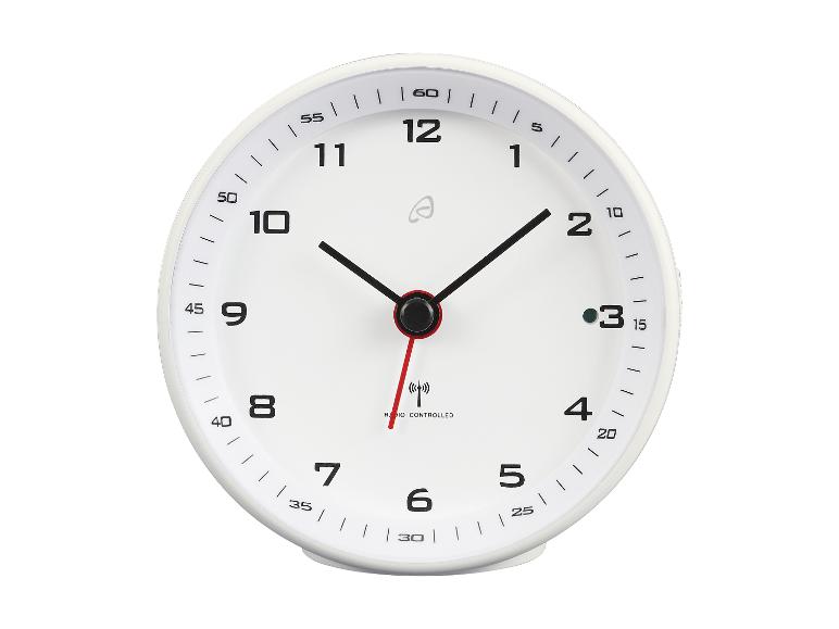 Ein weißer, radiogesteuerter Wecker mit analogem Zifferblatt.