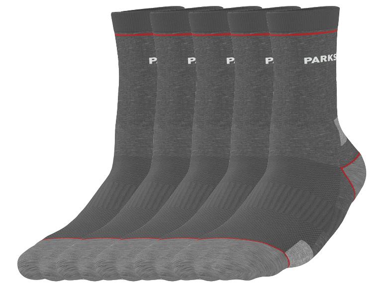 Fünf Paar graue Socken mit dem Schriftzug „PARKS“ und roten Details.
