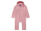 Ein rosa Baby-Overall mit Kapuze der Marke Baby-Walz.