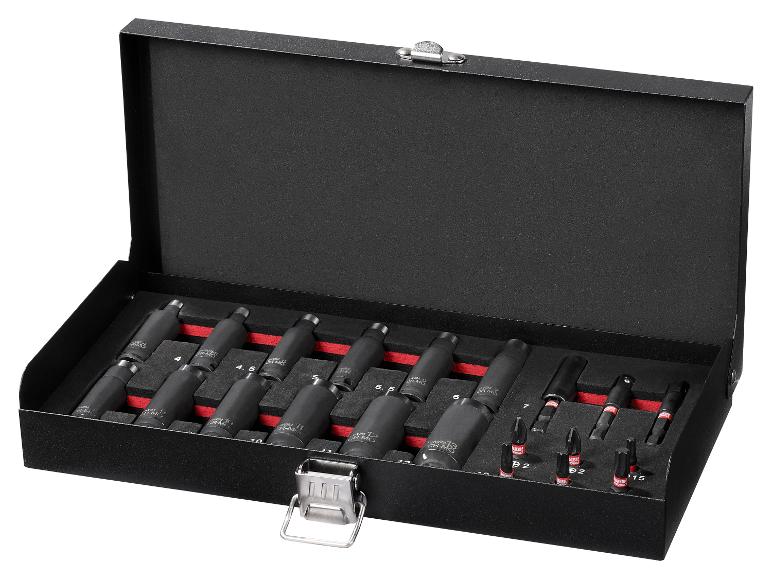 Schwarze Metallbox mit einem Satz Schlagschraubernüssen und Schraubendreher-Bits, in Schaumstoffeinlagen organisiert.