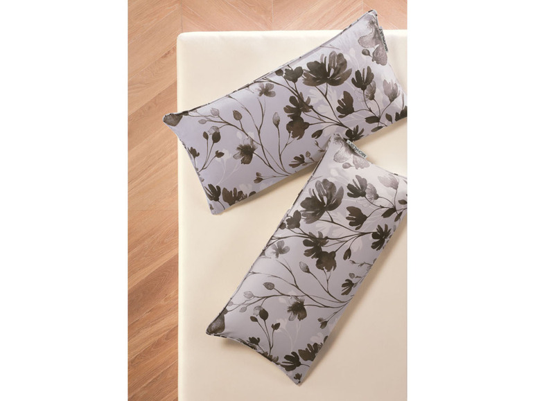 Zwei Kissenbezüge mit Blumendruck