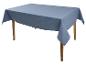 Blaues Tischtuch über einem Holztisch
