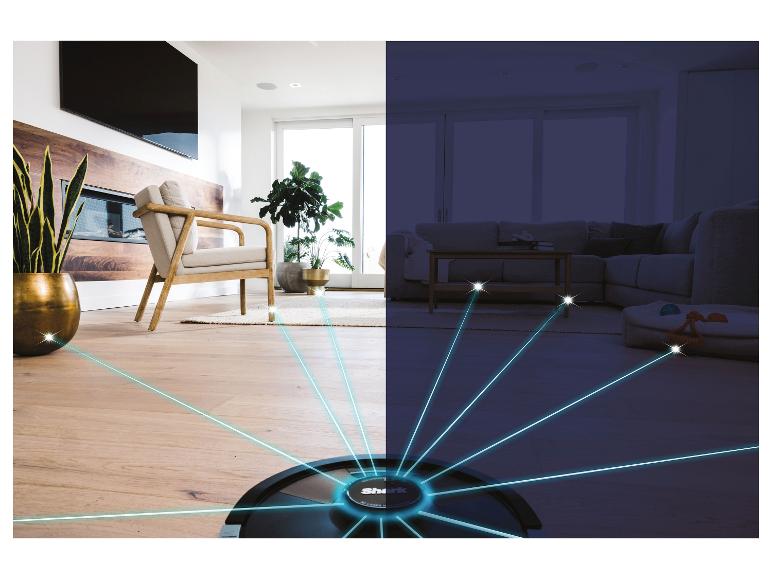 Saugroboter mit Lasernavigation im Wohnzimmer, geteilte Tag- und Nachtansicht.
