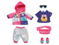 Baby Born Kleiderset mit Regenjacke, Hose, T-Shirt, Sonnenbrille, Tasche und Schuhen.