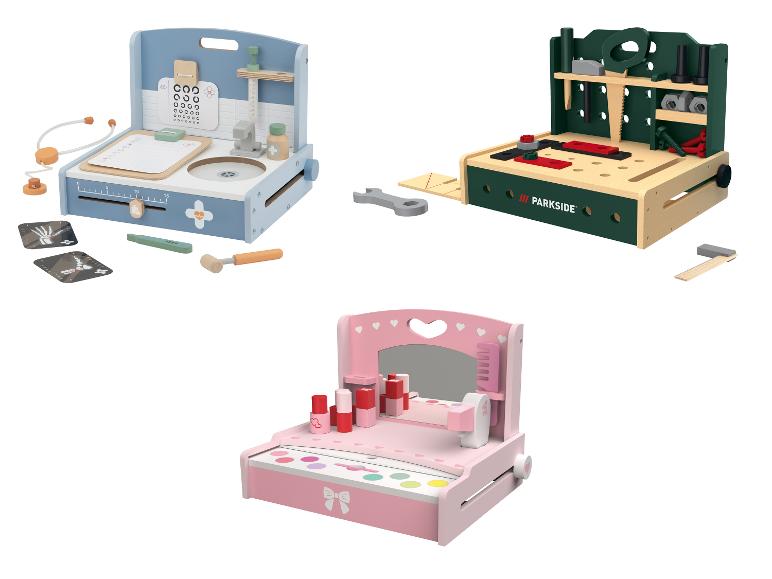 Drei Holzspielzeugsets: eine Arztpraxis, eine Werkbank und ein Schminktisch.