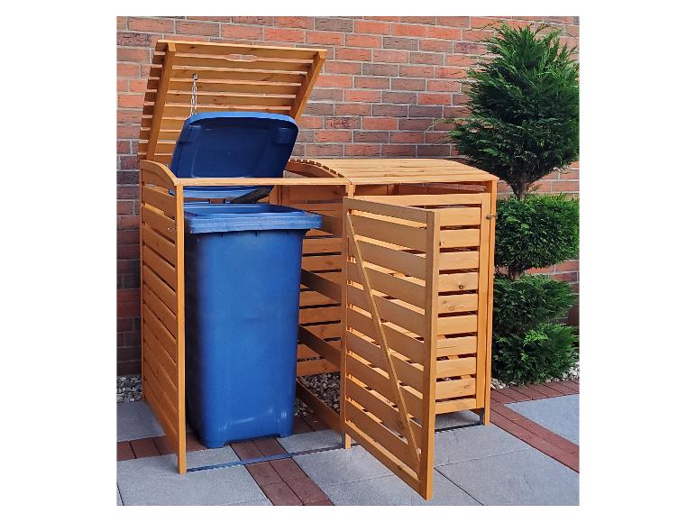 Ein Holz-Abfallcontainer mit zwei blauen Mülleimern.
