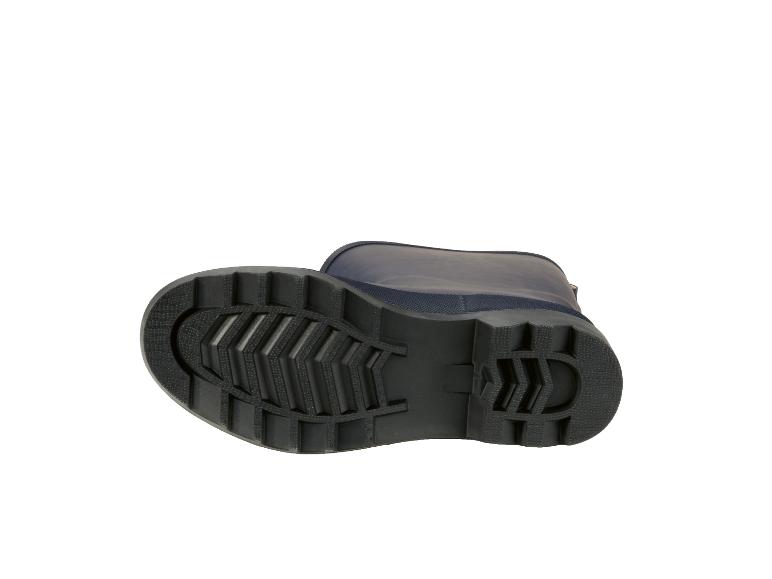 Sohle eines dunkelblauen Gummistiefels, zeigt das Profilmuster