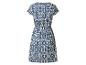 Sommerkleid mit blau-weißem Ikat-Muster und elastischem Bund.