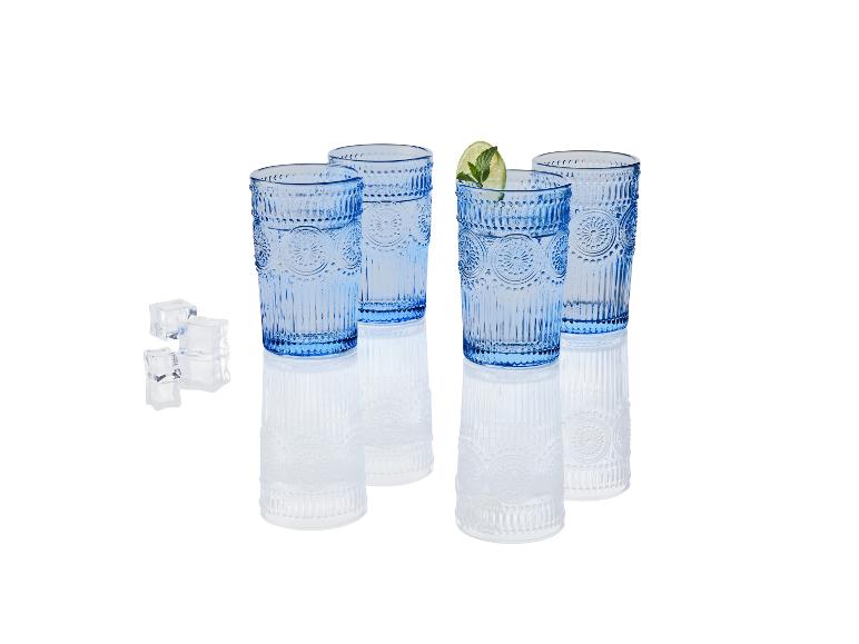 Blaue, verzierte Wassergläser im Vintage-Stil mit Eiswürfeln.