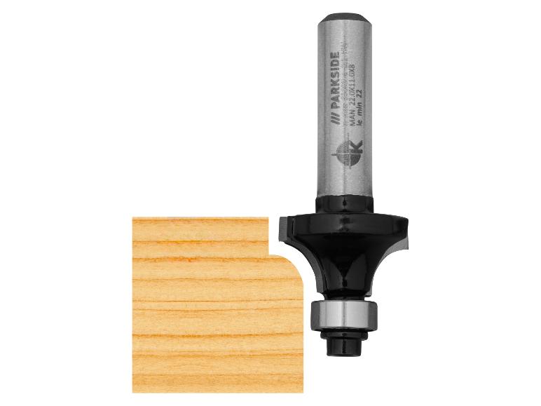 Oberfräser mit Kugellager, der eine abgerundete Kante an einem Holzstück erzeugt.