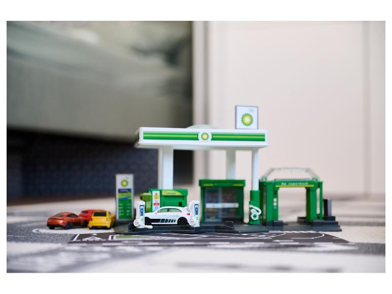 BP Tankstellen-Spielset mit Spielzeugautos auf einer Strecke.