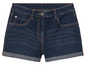 Eine blaue Jeans-Shorts mit umgeschlagenen Säumen.