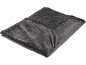 Gefaltete graue Fleecedecke mit weichem, wolligem Futter.