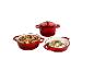 Set aus roten Gusseisentöpfen mit Deckel und gekochtem Essen.