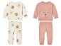 Zwei Baby-Sets mit Bären- und Hasenprint.
