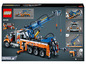 LEGO Technic 42128: ein orange-blauer Abschleppwagen mit einem pneumatischen Kran