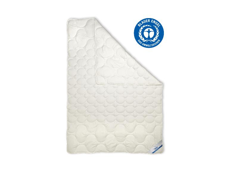Weiße Steppdecke mit Blauer Engel Umweltzeichen.
