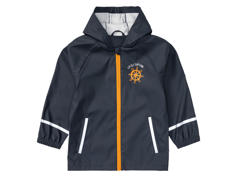 Eine dunkelblaue Regenjacke mit orangefarbenem Reißverschluss und 'Little Captain' Design.