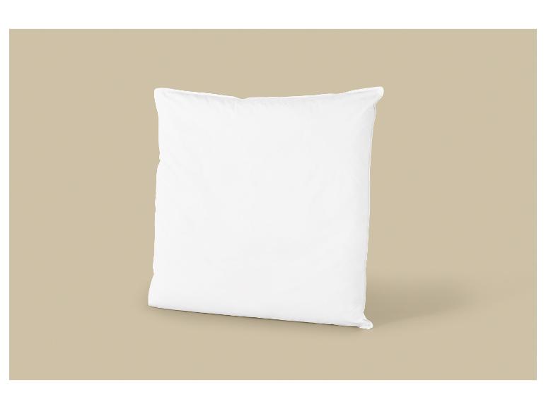 Ein weißes Kissen auf beigem Hintergrund.