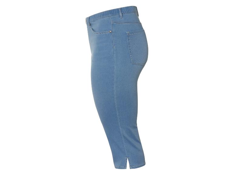 Hellblaue ¾ Jeans.