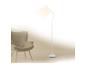 Weiße Stehlampe beleuchtet beigen Sessel in minimalistischem Interieur.