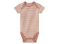 Ein gestreiftes Baby-Bodysuit.