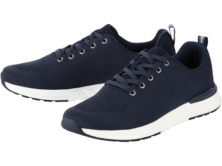 Zwei dunkelblaue Sportschuhe mit weißen Sohlen und weißen Schnürsenkeln.