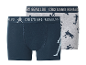 Zwei Jungen-Boxershorts, eine dunkelblaue und eine graue mit Fußballer-Prints.