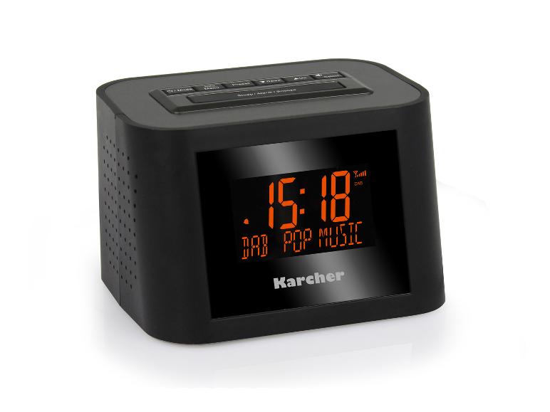 Schwarzes Digitalradio mit Wecker und orangefarbenem Display, das Uhrzeit und Radiosender anzeigt.