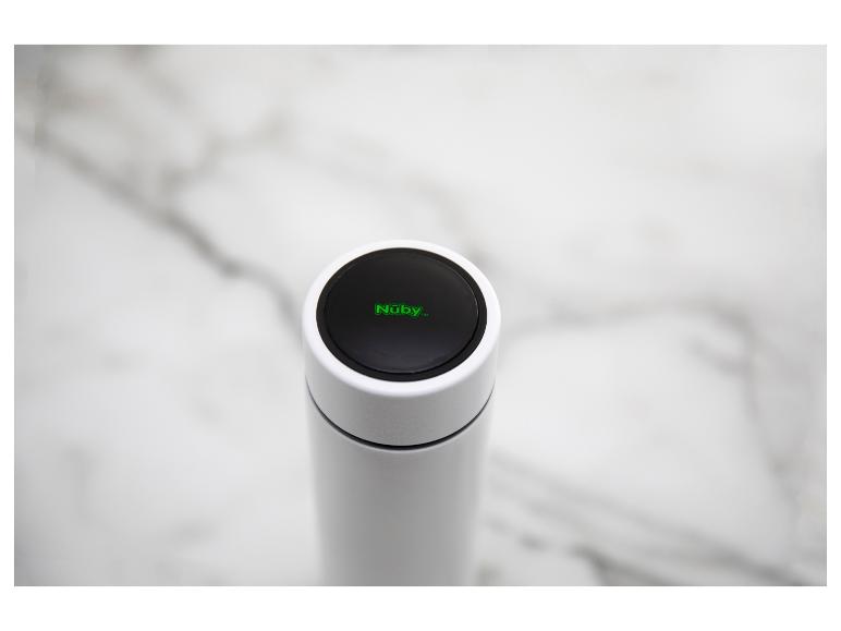 Weiße Thermosflasche mit schwarzem Deckel und grünem Nûby-Logo auf Marmoruntergrund.