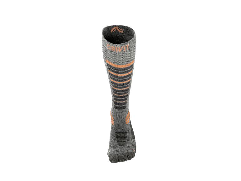 Ein grauer und orangefarbener Crivit Sportsocken mit Streifen.