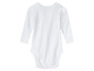 Ein weißer Baby-Body mit langen Ärmeln.