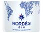 Nordés Gin-Flasche mit blauen Pfeilen und einem Kompass.