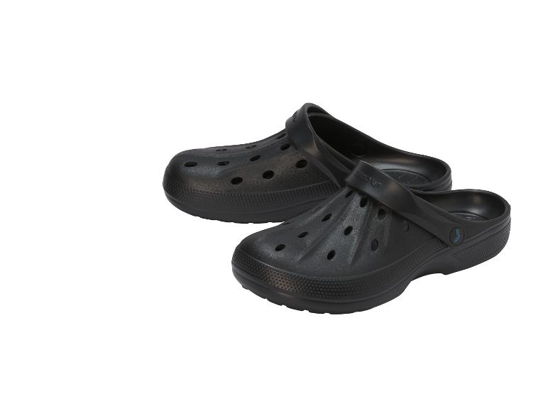 Ein Paar schwarze Clogs mit Perforationen und Fersenriemen.