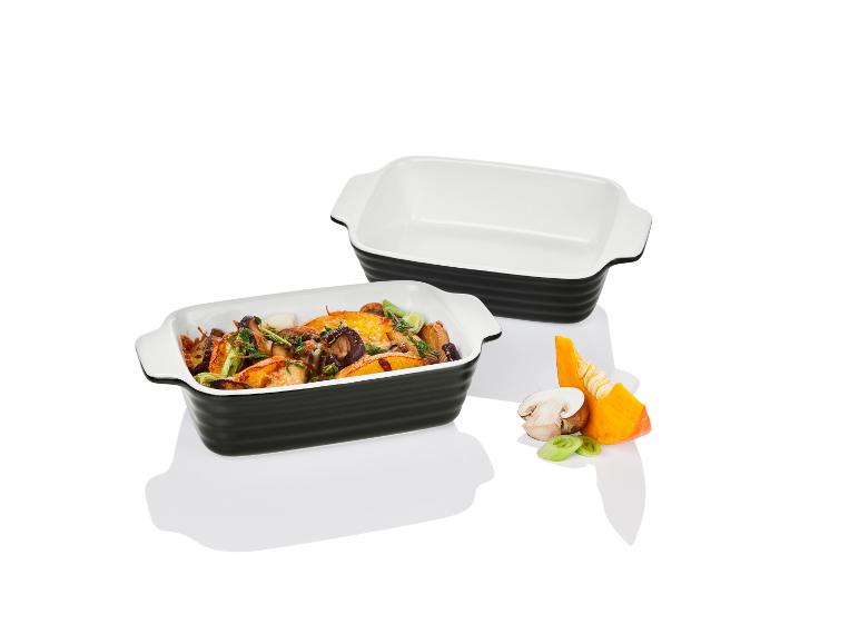 Zwei Backformen mit gebratenem Kürbis und Pilzen