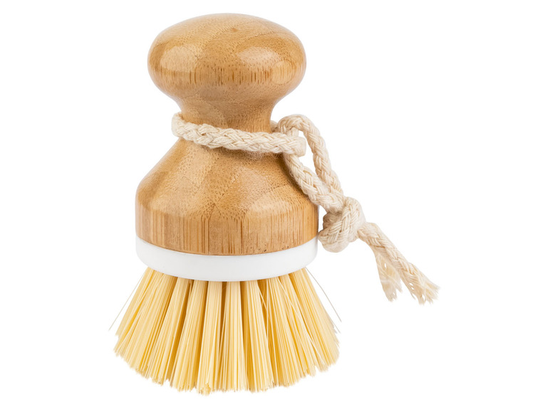 Eine Bürste aus Holz mit Schnur zum Schrubben von Gemüse.