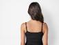 Model in schwarzem Top.