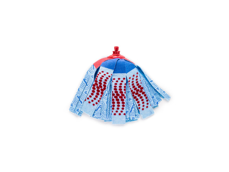 Ein blauer Vileda-Mopp mit roten Punkten.