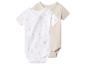 Zwei kurzärmelige Babybodys: ein weißer mit Giraffen und ein beiger.