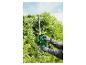 Person schneidet Hecke mit Akku-Heckenschere