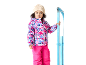 Kind in bunter Winterjacke, rosa Skihose und beiger Mütze, hält einen blauen Schlitten.