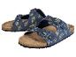 Zwei blaue Sandalen mit Weltraum-Motiv und Schnallen.