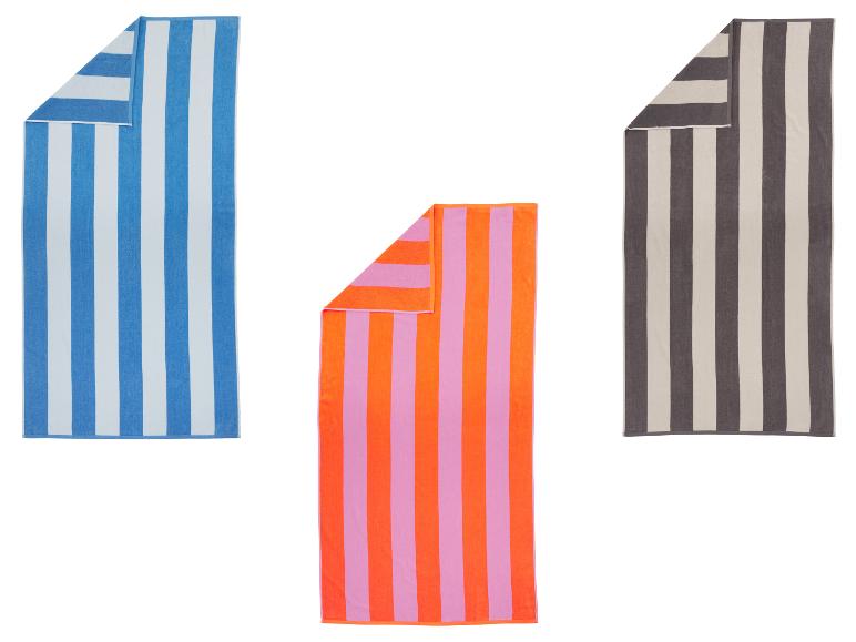 Drei gestreifte Strandtücher in den Farben: Blau und Weiß, Orange und Pink, sowie Grau und Creme.