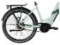 Rückansicht eines hellgrünen E-Bikes mit Riemenantrieb und Gepäckträger.