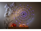 Halloween Spinnennetz mit lila Lichtern, Kürbissen und gruseliger Deko auf einem Schrank.